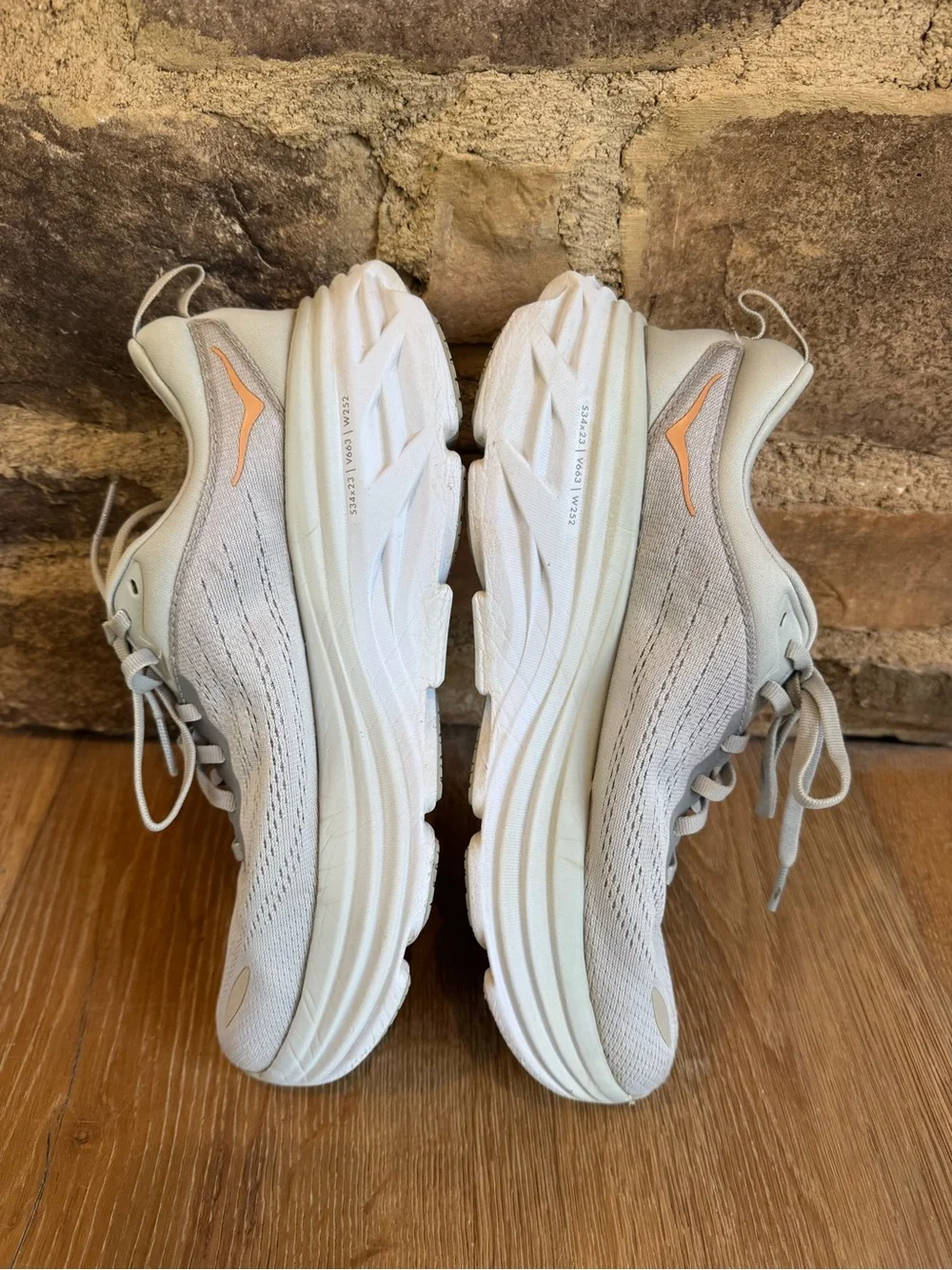 Hoka Bondi 8 Gray Harbor Mist/ Luna rock sz 9 women’s good cond price firm!